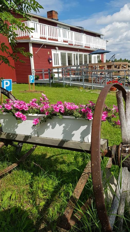 ホテル The Friendly Moose Overtornea エクステリア 写真